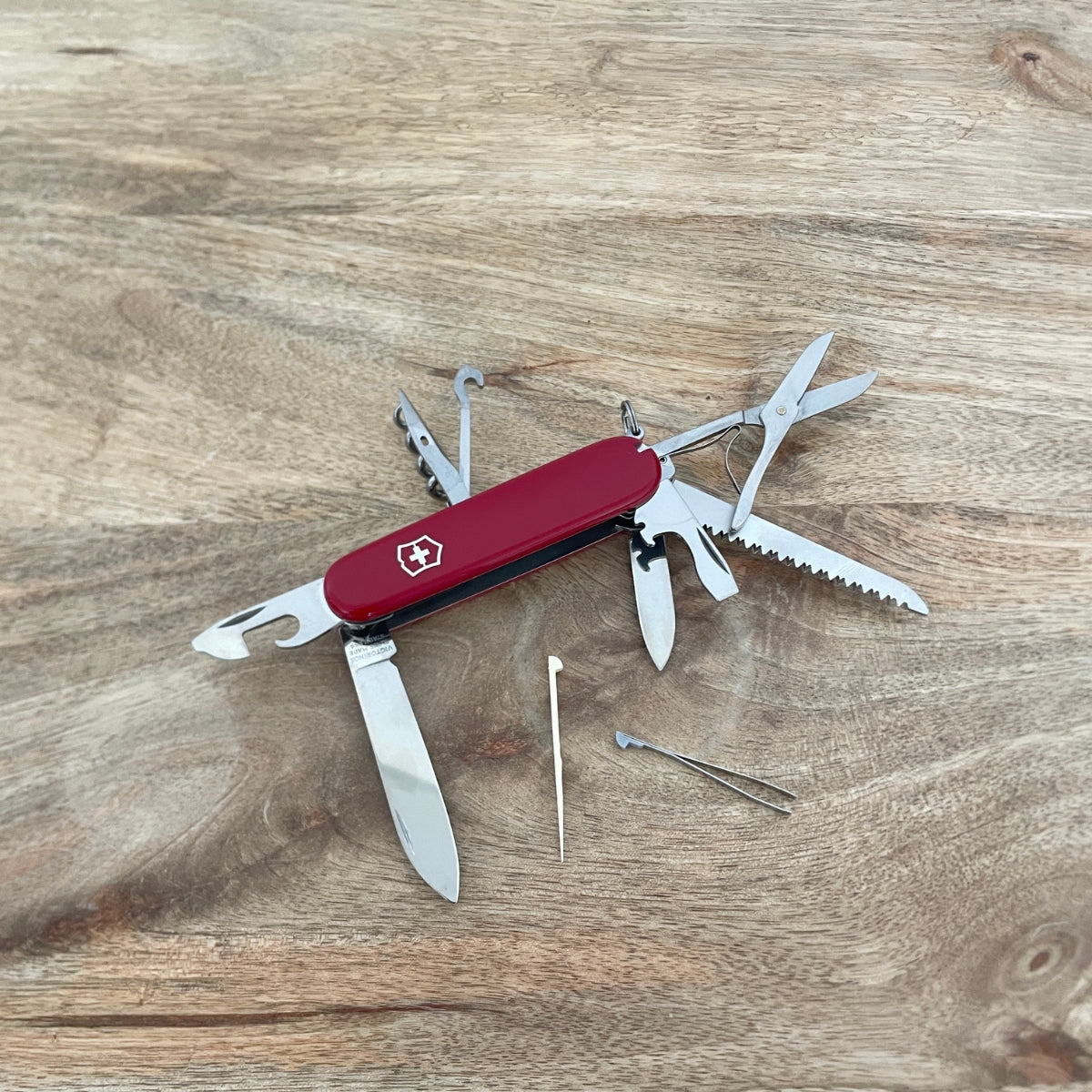 victorinox-huntsman-red-couteau-suisse-rouge-15-outils image 1