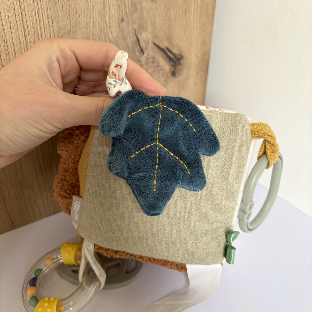 small-foot-cube-d-veil-sensoriel-tissu-petit-lion-11-cm image 4