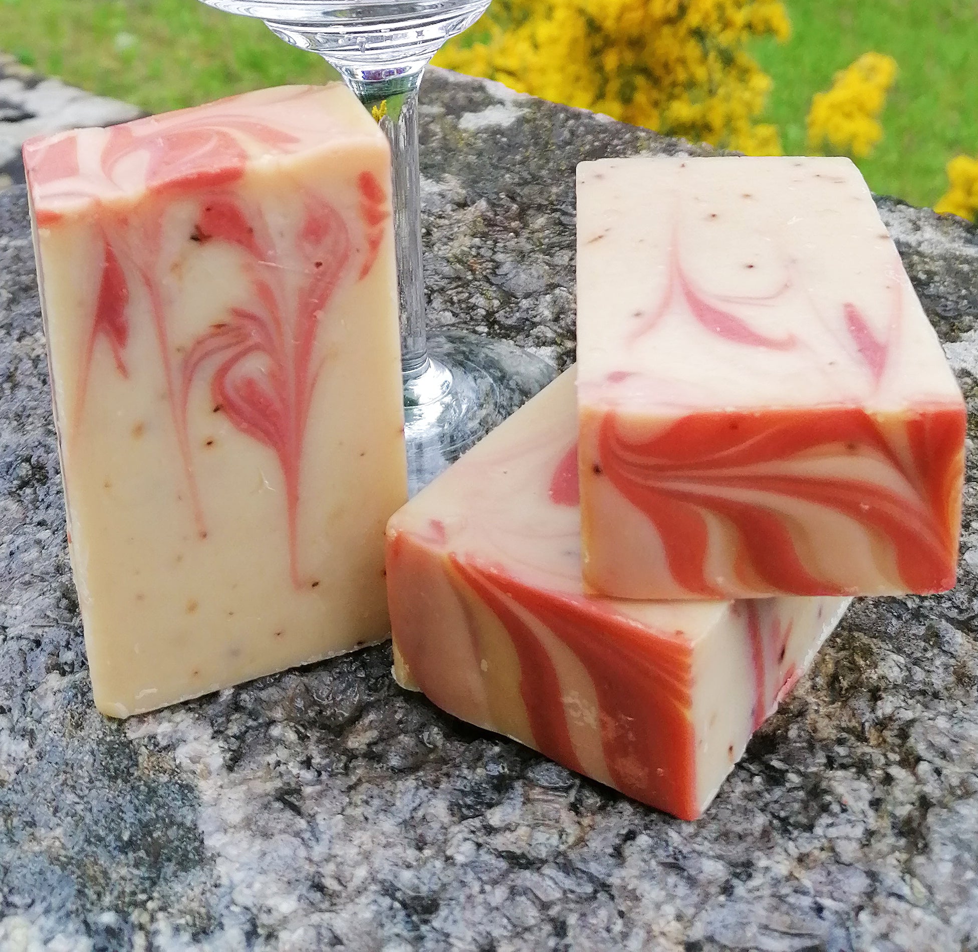 mes-courses-en-vrac-bougies-et-savons-savon-cicatrisant-tonifiant-fraise-champag image 1