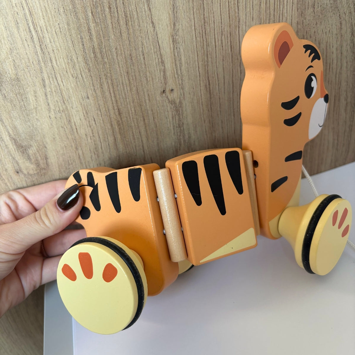 smallfoot-safari-jouet-tirer-tigre-bois-roulettes image 3
