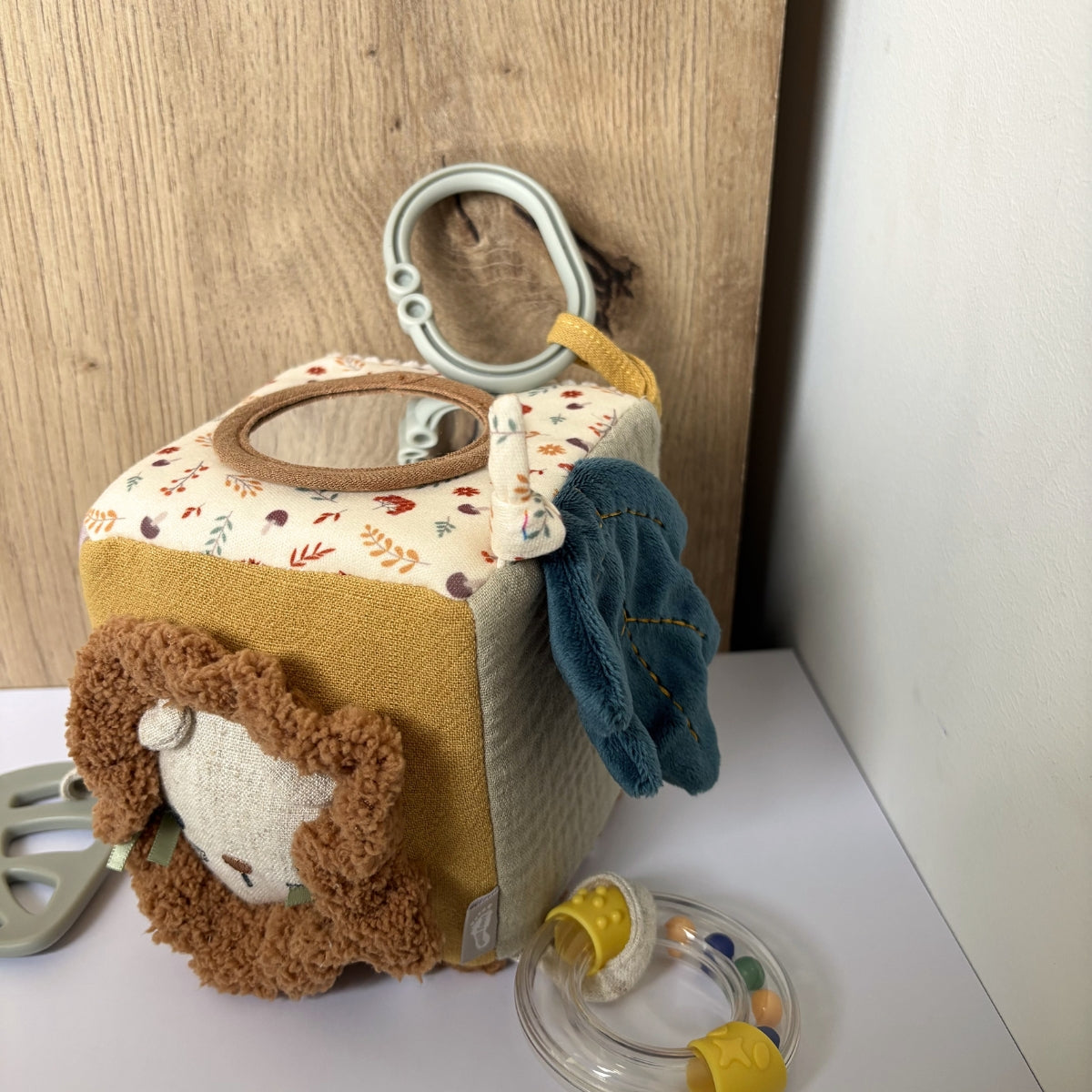 small-foot-cube-d-veil-sensoriel-tissu-petit-lion-11-cm image 2