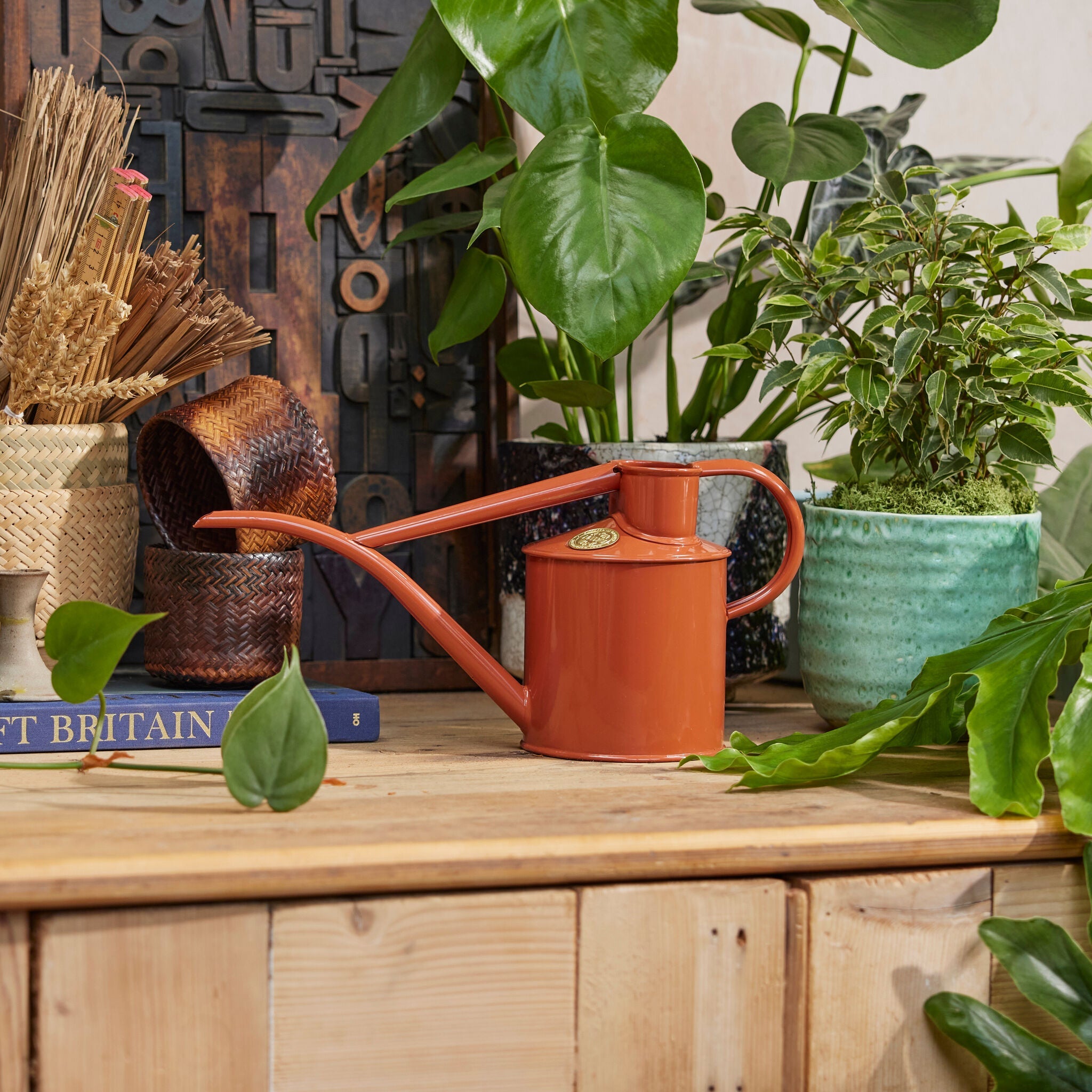haws-fazeley-flow-arrosoir-int-rieur-orange-terracotta-2-pintes-acier image 2