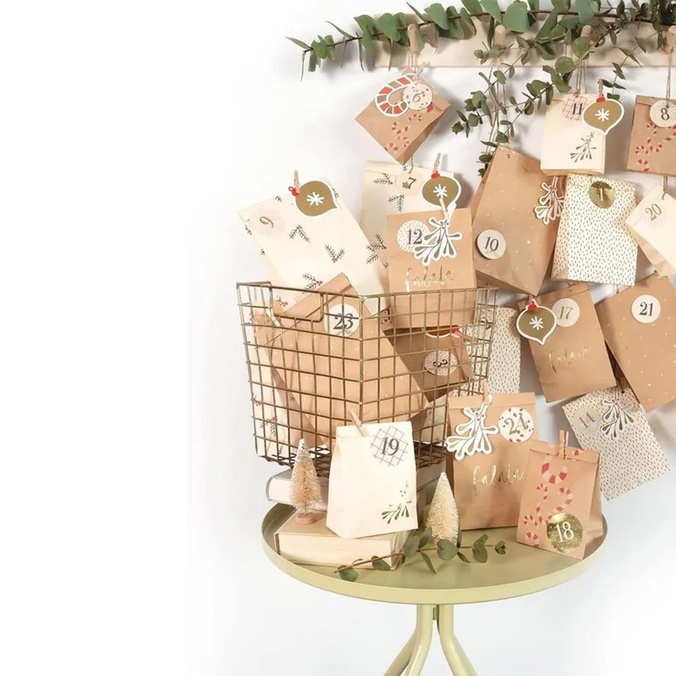 kit-calendrier-de-l-avent-kraft-or-blanc-24-sachets-97-pi-ces image 1