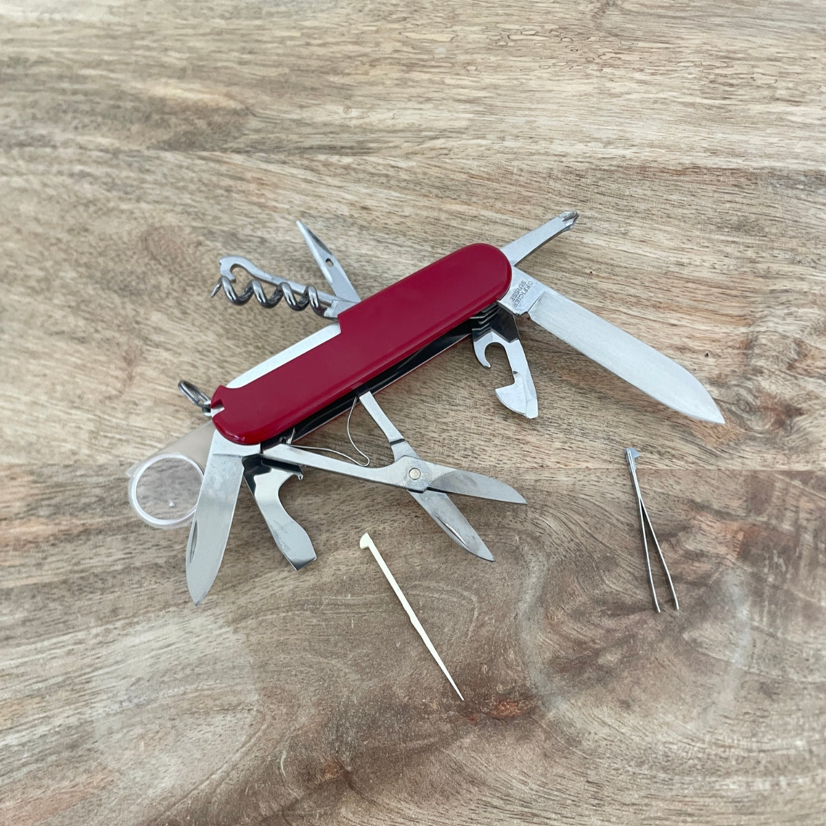 victorinox-explorer-couteau-suisse-16-fonctions-rouge-91-mm image 2