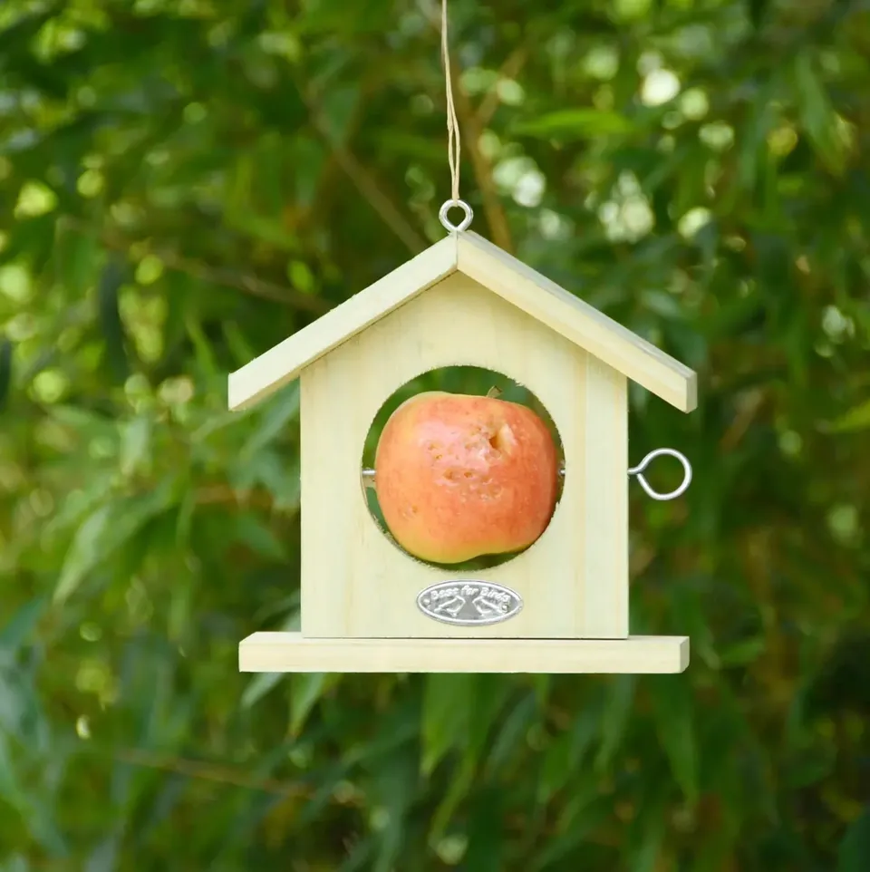 esschert-design-maison-pomme-mangeoire-oiseaux-bois image 1