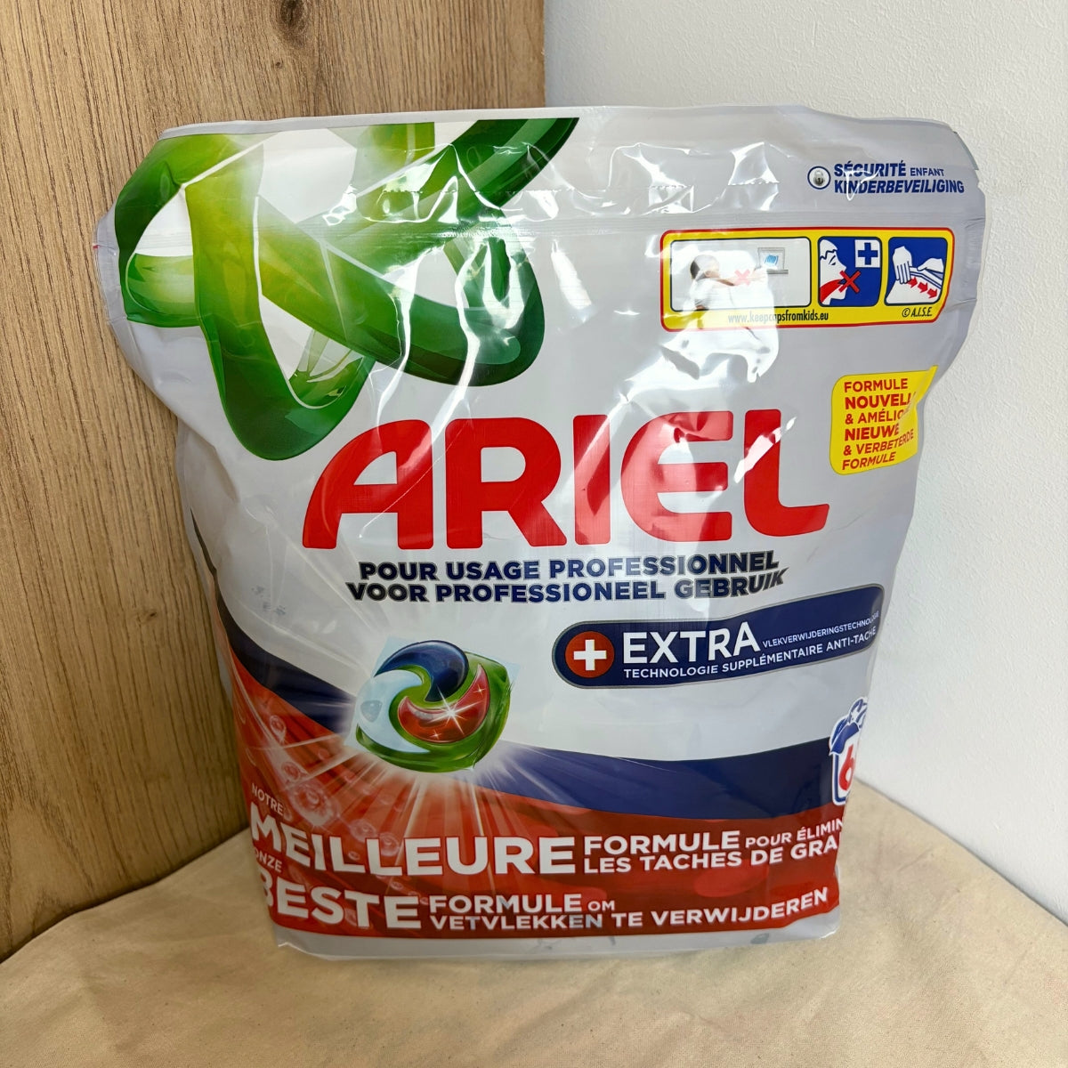 ariel-pods-all-in-one-ultra-d-tachant-lessive-capsules-x65 image 1