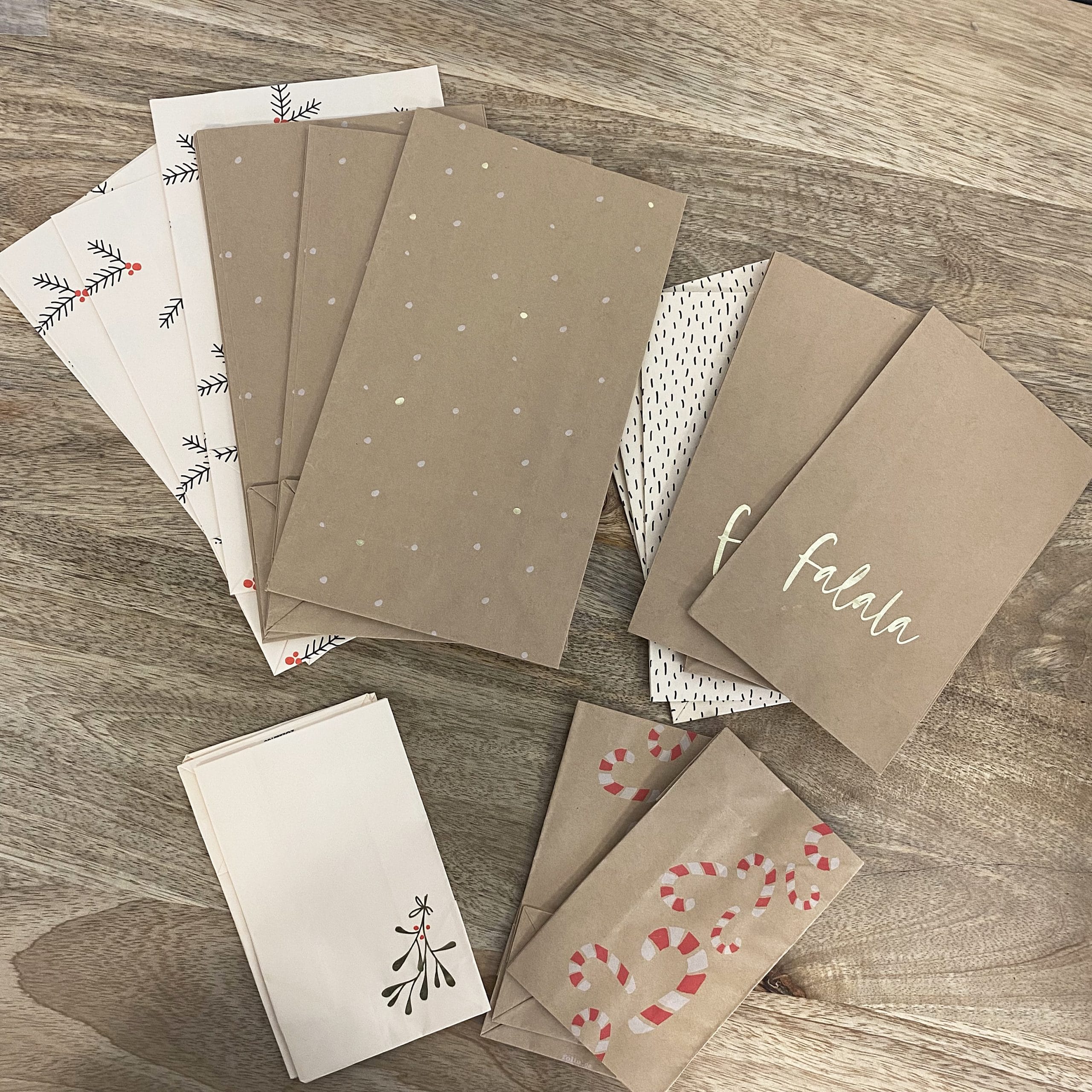 kit-calendrier-de-l-avent-kraft-or-blanc-24-sachets-97-pi-ces image 3