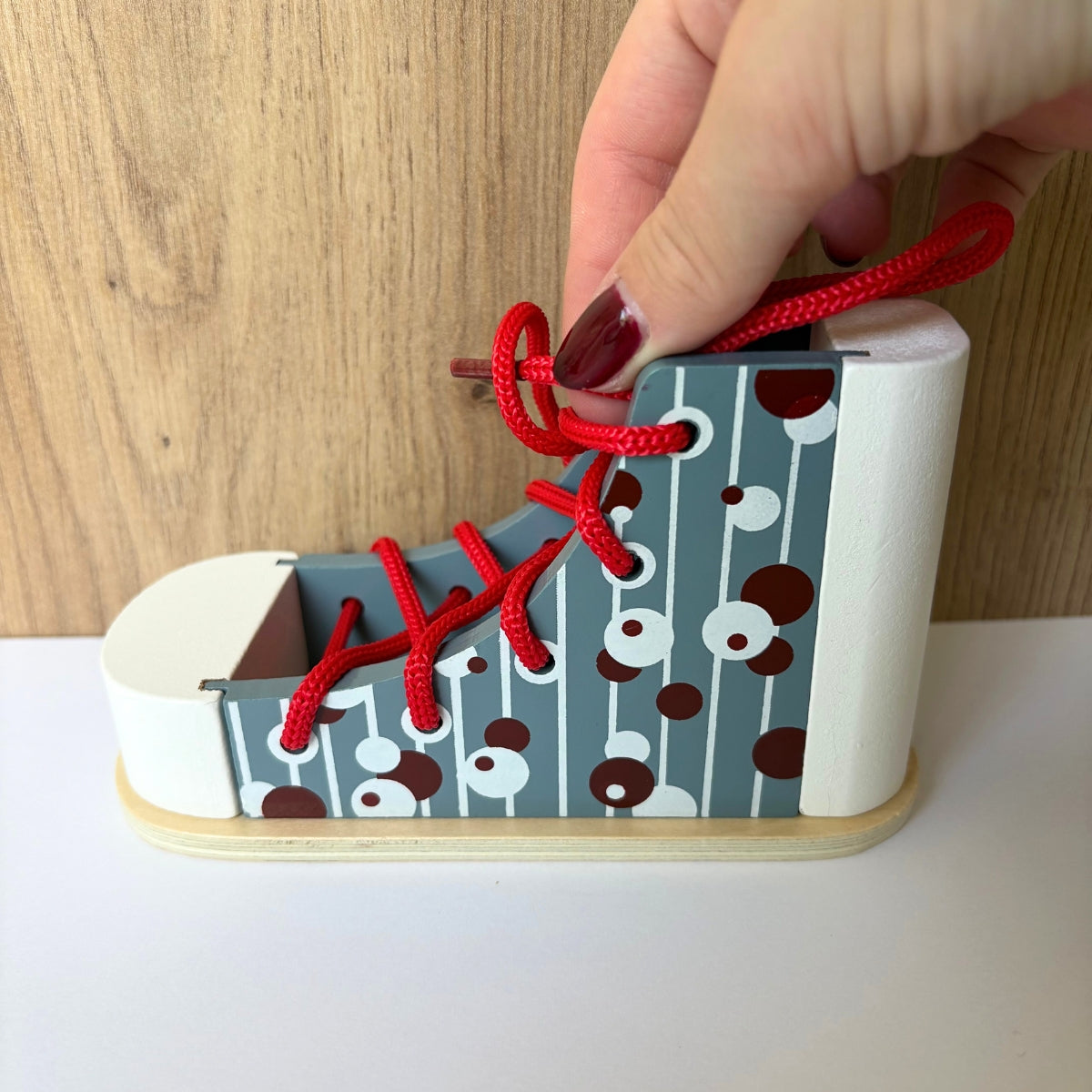 smallfoot-chaussure-en-bois-lacer-jeu-apprentissage image 5