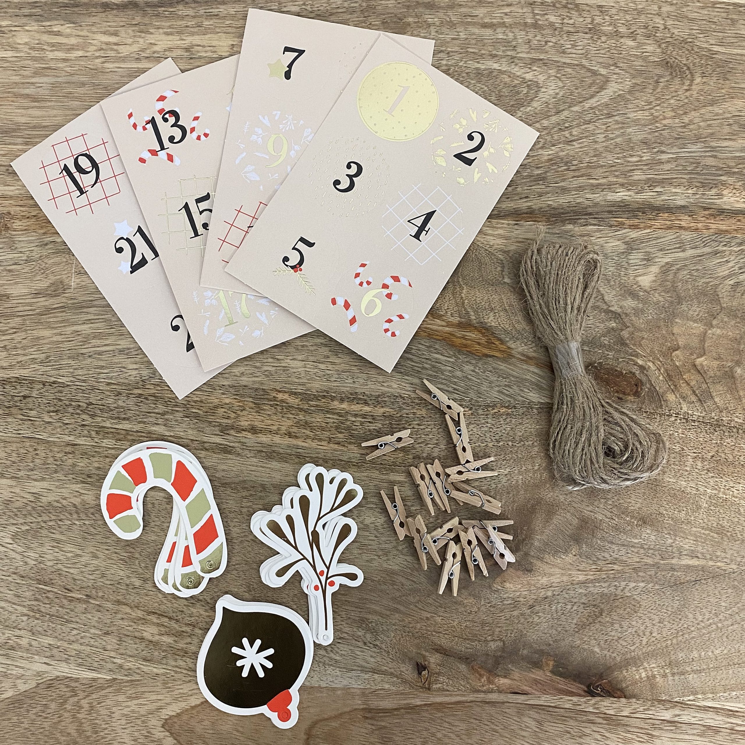 kit-calendrier-de-l-avent-kraft-or-blanc-24-sachets-97-pi-ces image 4
