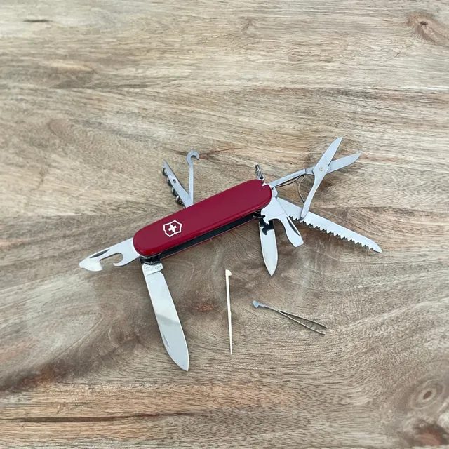 victorinox-huntsman-red-couteau-suisse-rouge-15-outils image 1