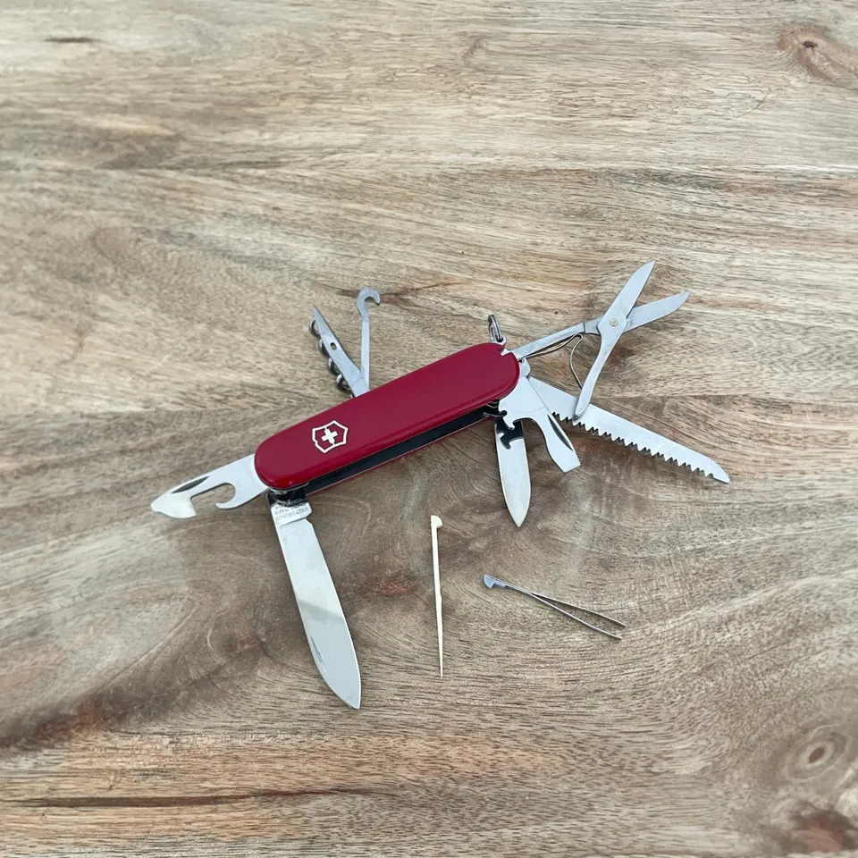 victorinox-huntsman-red-couteau-suisse-rouge-15-outils image 1