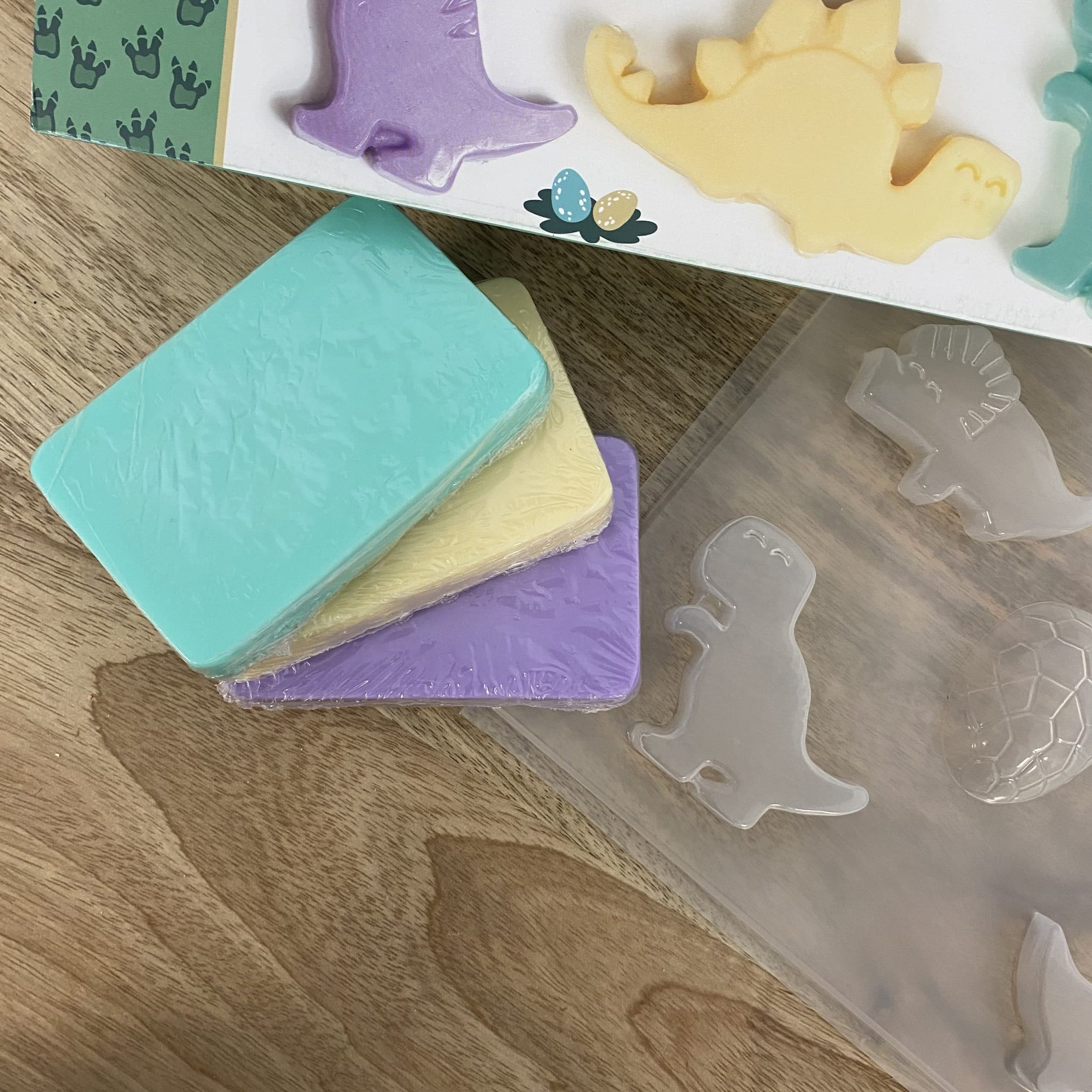 graine-cr-ative-coffret-savons-dino-kit-savon-enfant-dinosaure image 3
