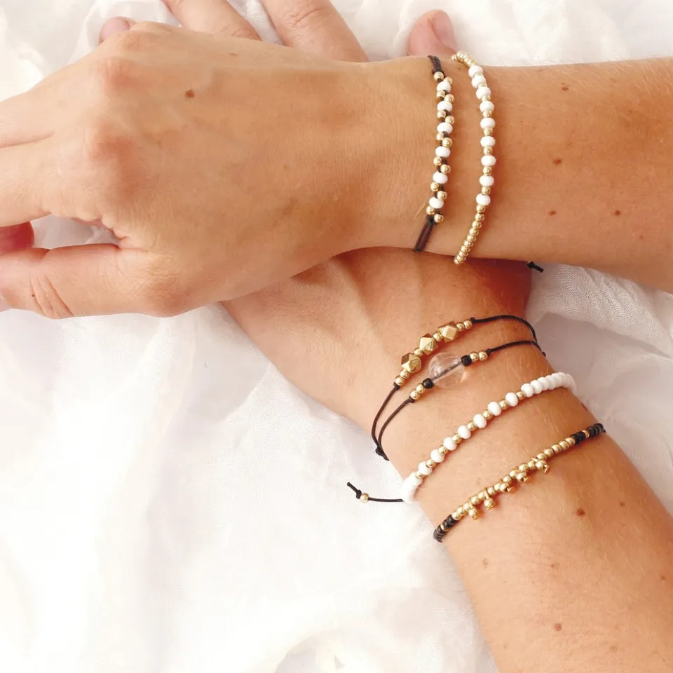 mes-courses-en-vrac-kit-bijoux-diy-or-et-noir-bracelets-perles image 1