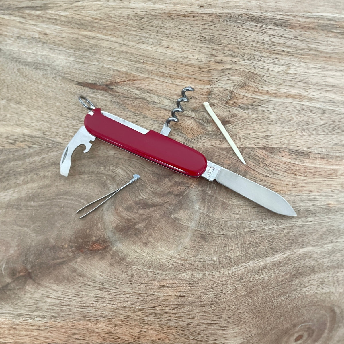 victorinox-waiter-rouge-couteau-suisse-tire-bouchon-compact image 2