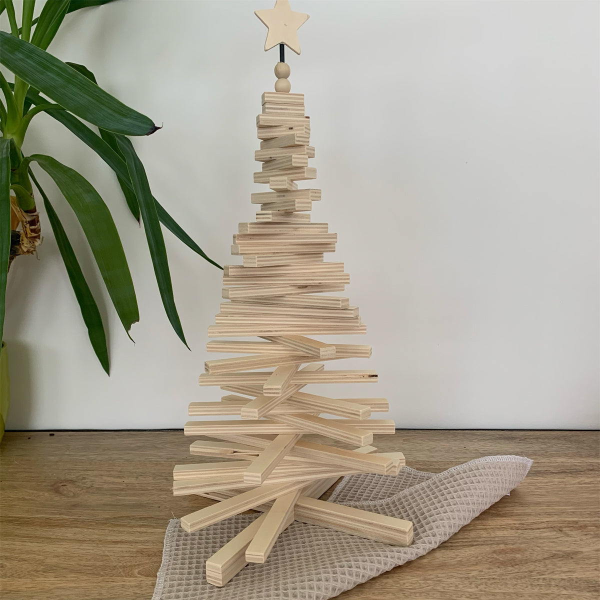 graine-cr-ative-sapin-d-coratif-bois-lattes-mobiles-46-cm image 1