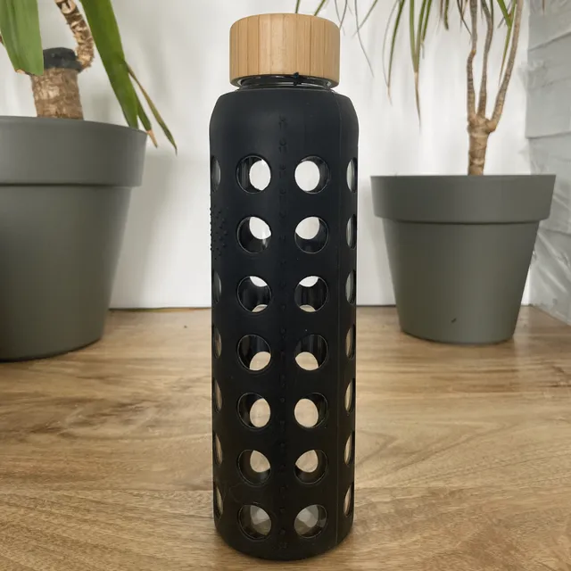 gourde-en-verre-580-ml-housse-silicone-prise-en-main image 1