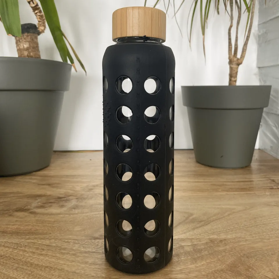 gourde-en-verre-580-ml-housse-silicone-prise-en-main image 1