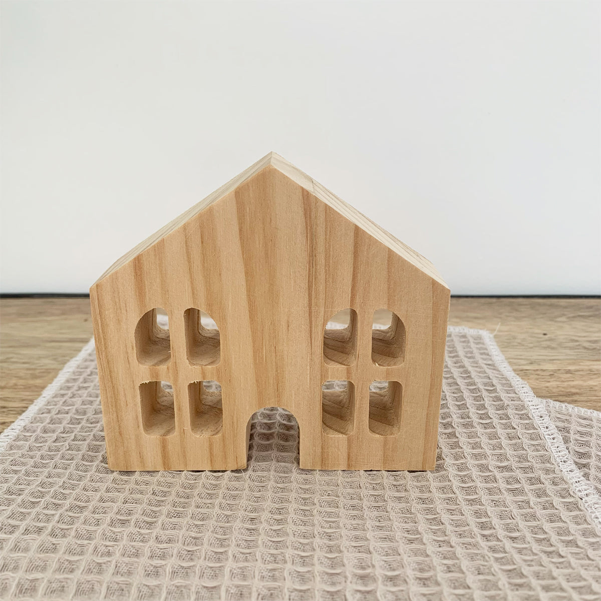 graine-cr-ative-petite-maisonnette-bois-d-co-no-l-taille-m image 1