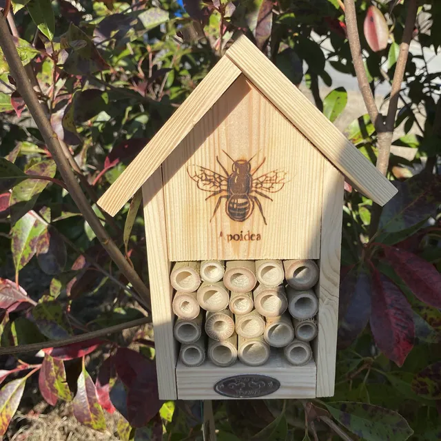 esschert-design-abri-abeilles-silhouette-bois-bambou image 1