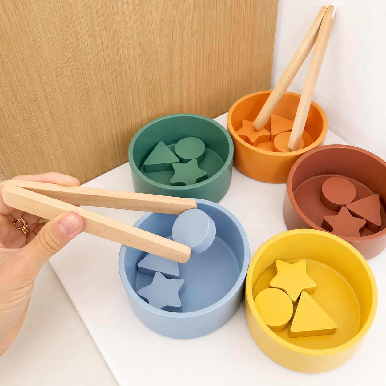 small-foot-jeu-de-tri-couleurs-avec-pince-bois-12-mois image 2