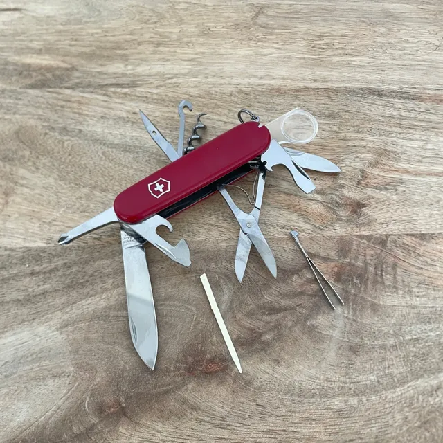 victorinox-explorer-couteau-suisse-16-fonctions-rouge-91-mm image 1
