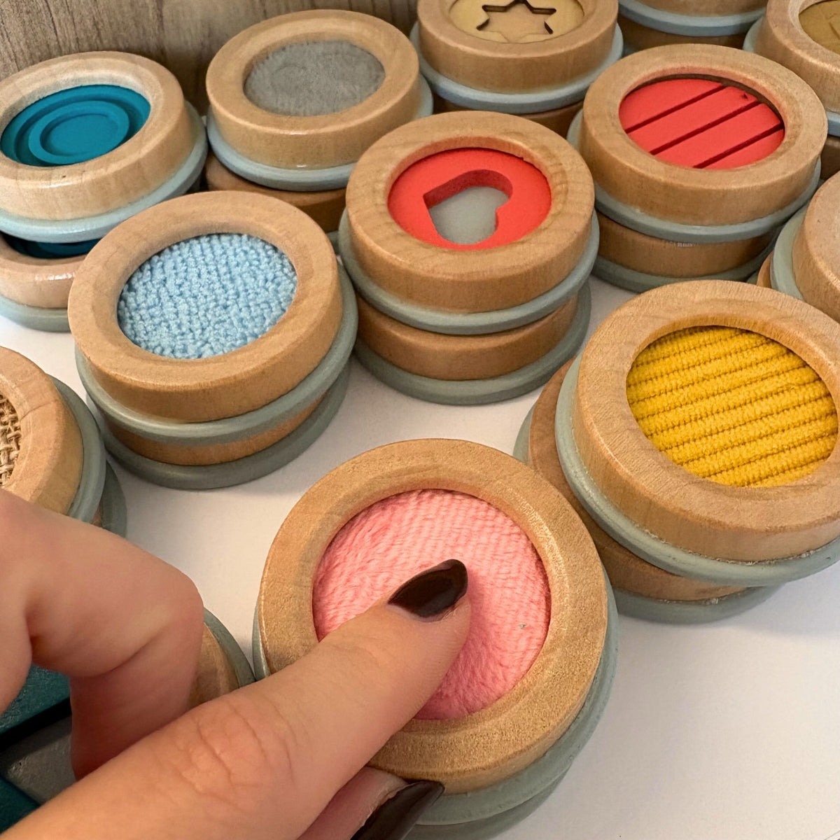smallfoot-sensory-jeu-m-mo-tactile-bois-et-tissus image 2