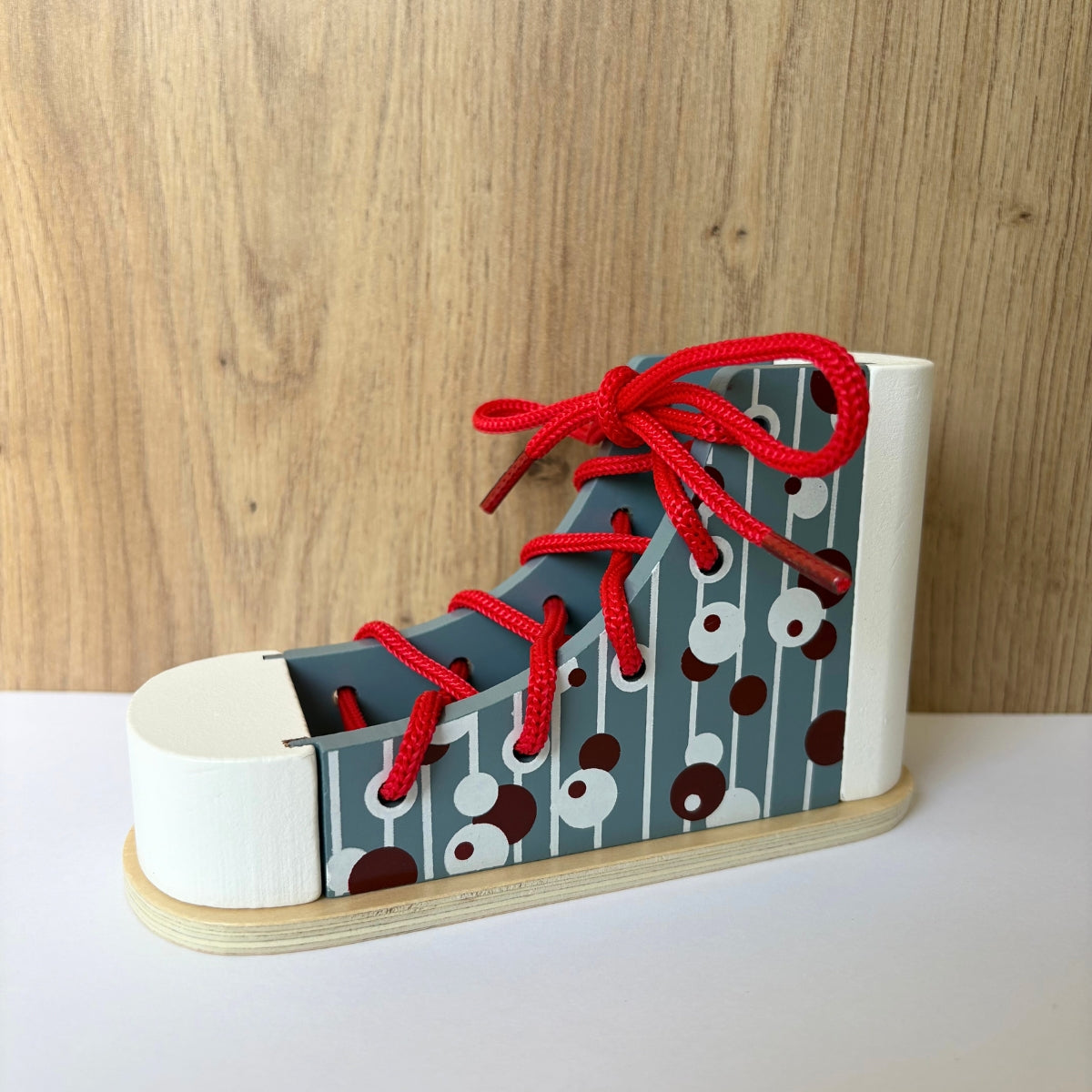 smallfoot-chaussure-en-bois-lacer-jeu-apprentissage image 2