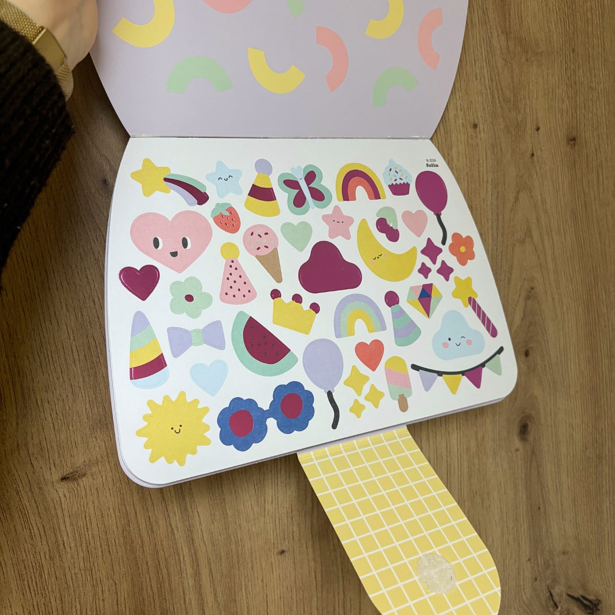 mes-courses-en-vrac-rainbow-dreams-cahier-de-coloriage-stickers image 5