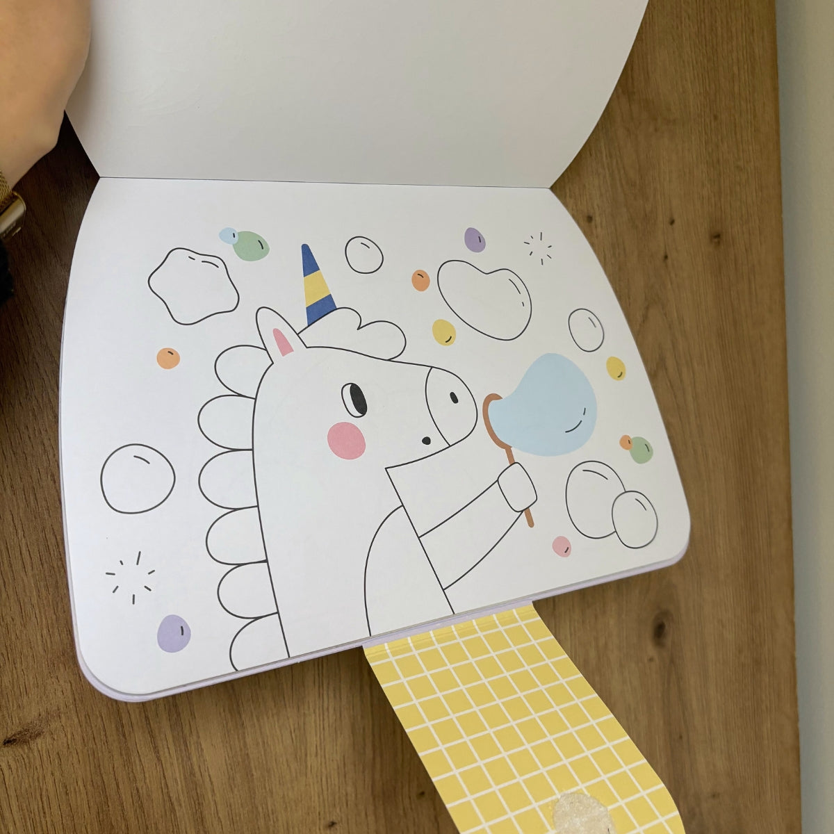 mes-courses-en-vrac-rainbow-dreams-cahier-de-coloriage-stickers image 3