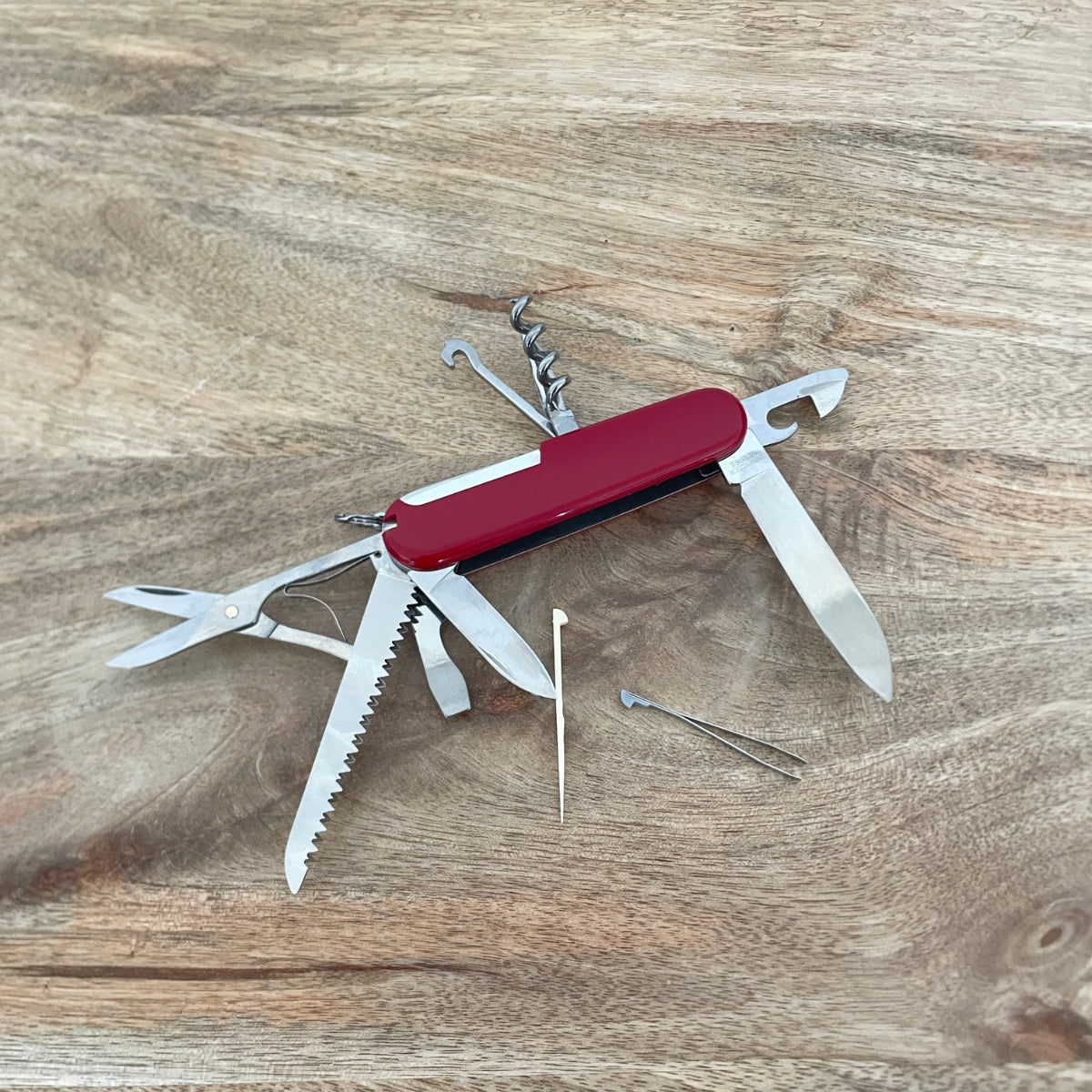 victorinox-huntsman-red-couteau-suisse-rouge-15-outils image 2