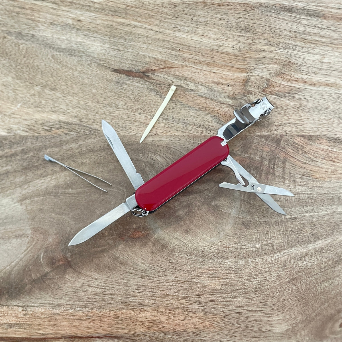 victorinox-nail-clip-couteau-suisse-coupe-ongles-65-mm image 2