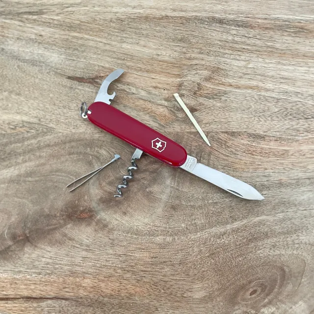 victorinox-waiter-rouge-couteau-suisse-tire-bouchon-compact image 1