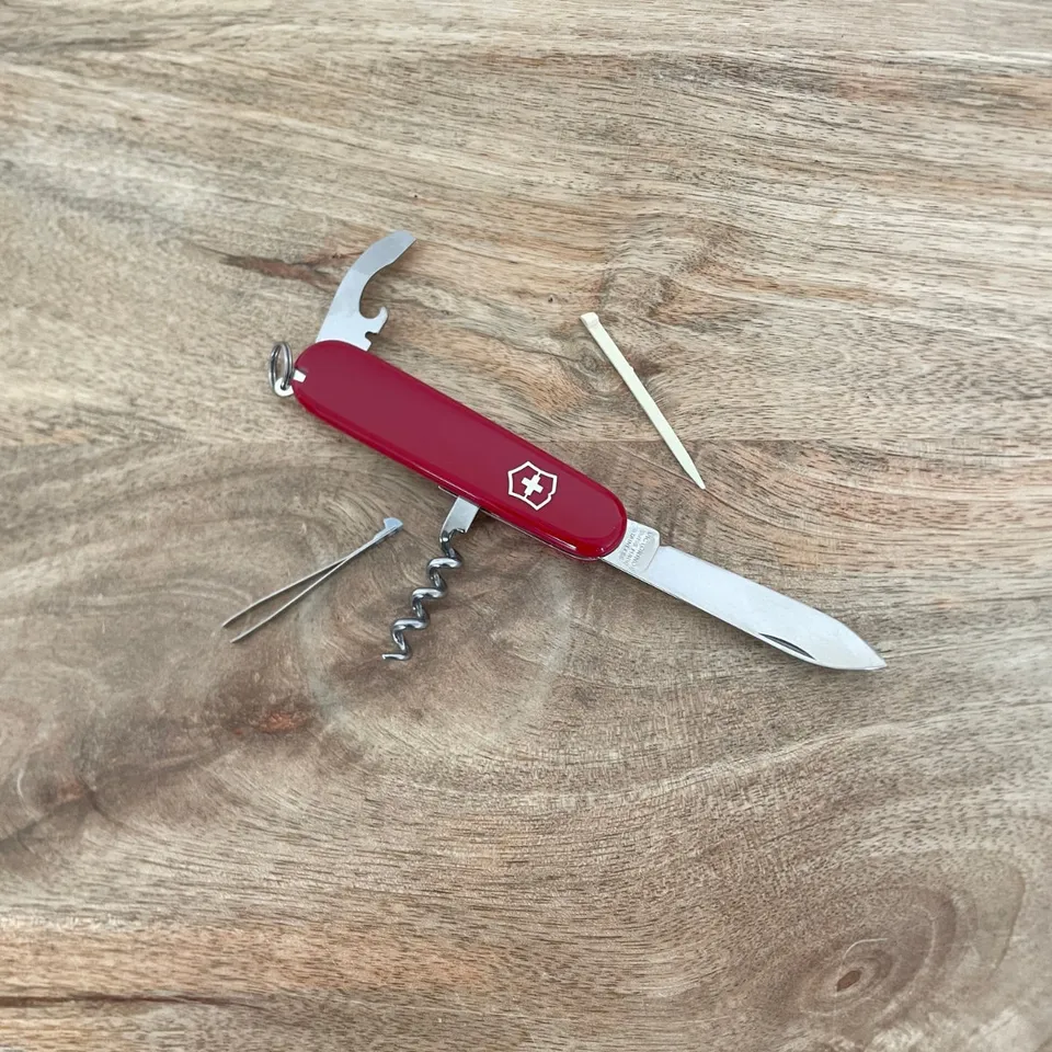 victorinox-waiter-rouge-couteau-suisse-tire-bouchon-compact image 1