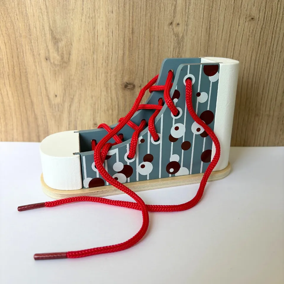 smallfoot-chaussure-en-bois-lacer-jeu-apprentissage image 1