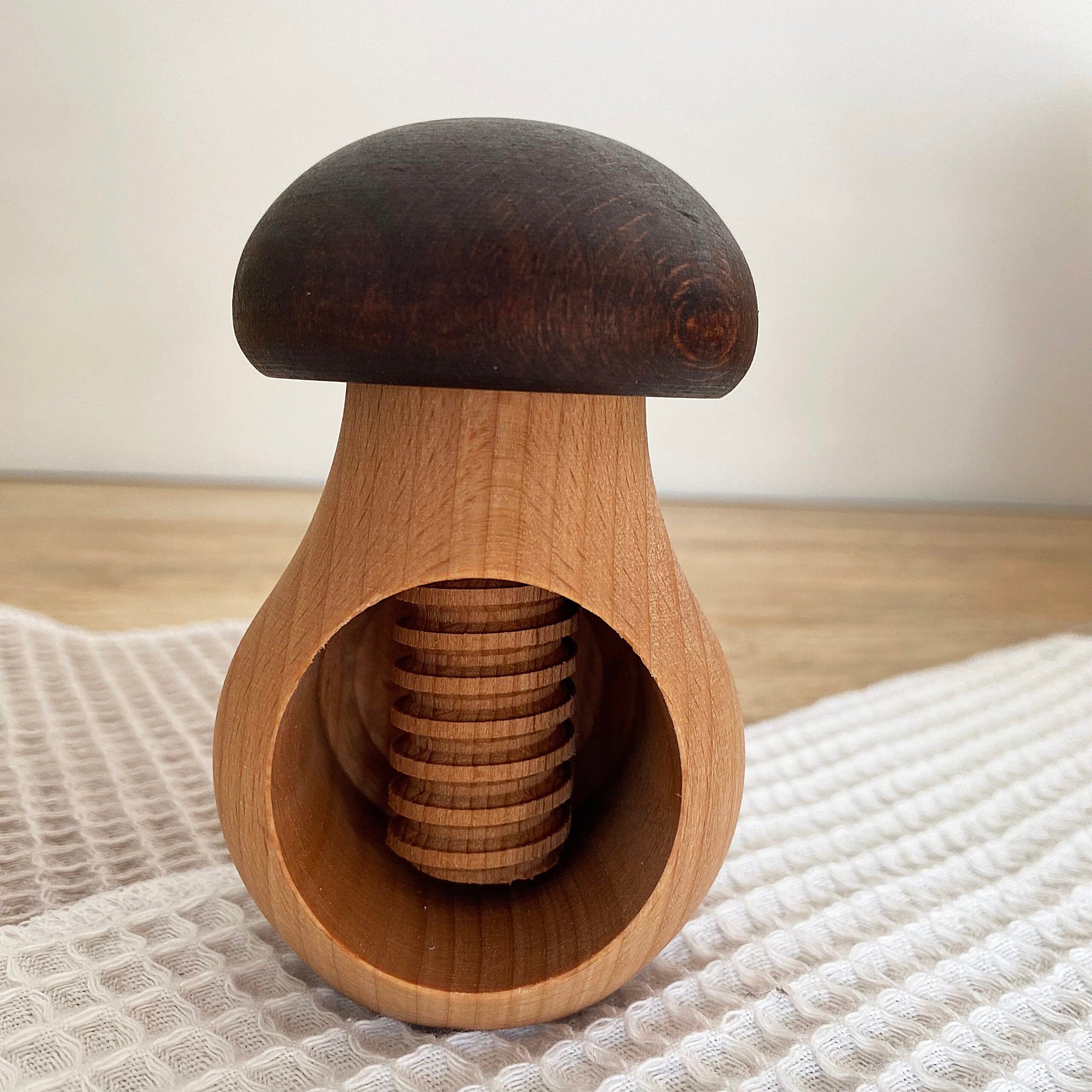 casse-noix-champignon-bois-6x10-cm-128-g image 1