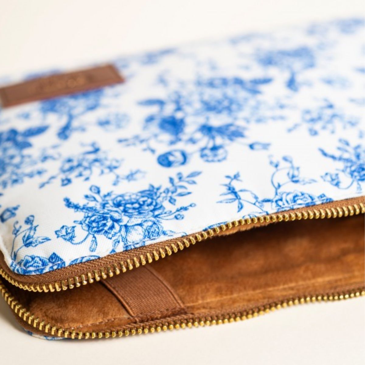 yoko-design-housse-tablette-toile-de-jouy-bleue-recycl-e image 2