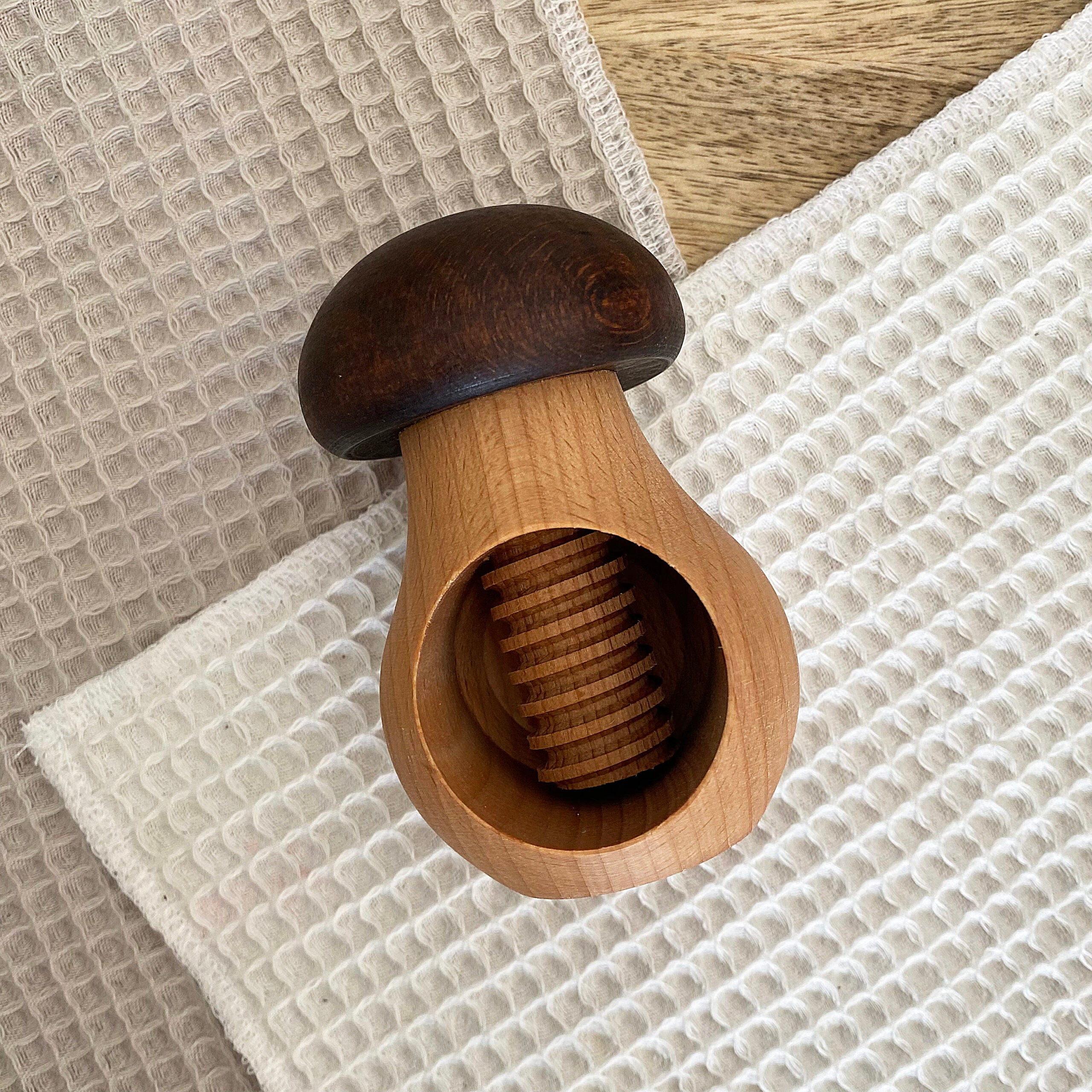 casse-noix-champignon-bois-6x10-cm-128-g image 3