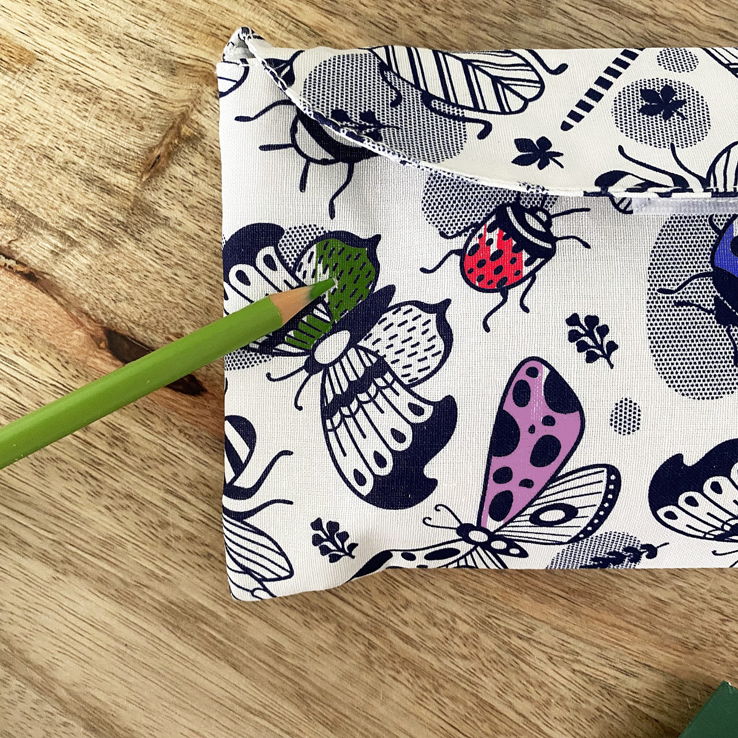 mes-courses-en-vrac-trousse-tissu-colorier-animaux-24-feutres image 3