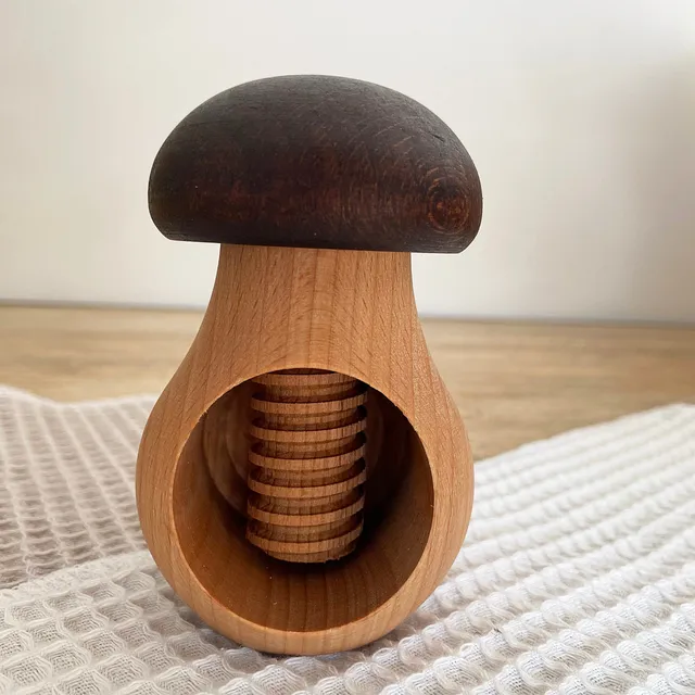 casse-noix-champignon-bois-6x10-cm-128-g image 1