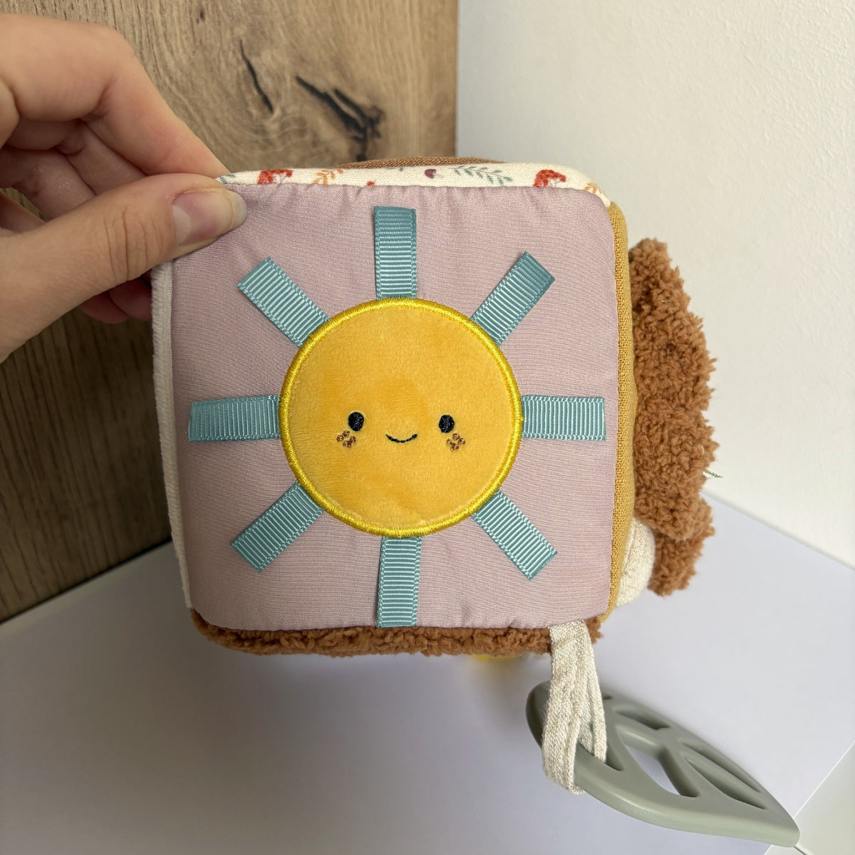 small-foot-cube-d-veil-sensoriel-tissu-petit-lion-11-cm image 3