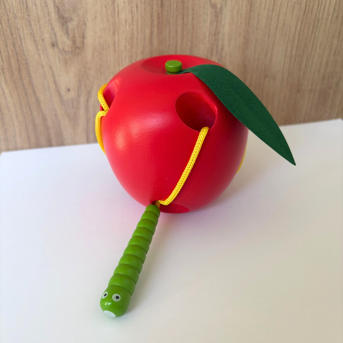 small-foot-jeu-enfilage-pomme-et-ver-jouet-bois-24-mois image 3