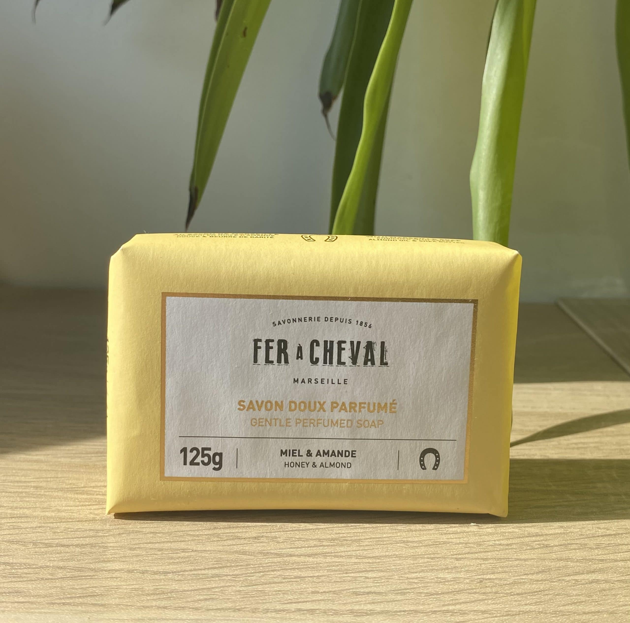 fer-cheval-savon-doux-miel-amande-125-g image 1