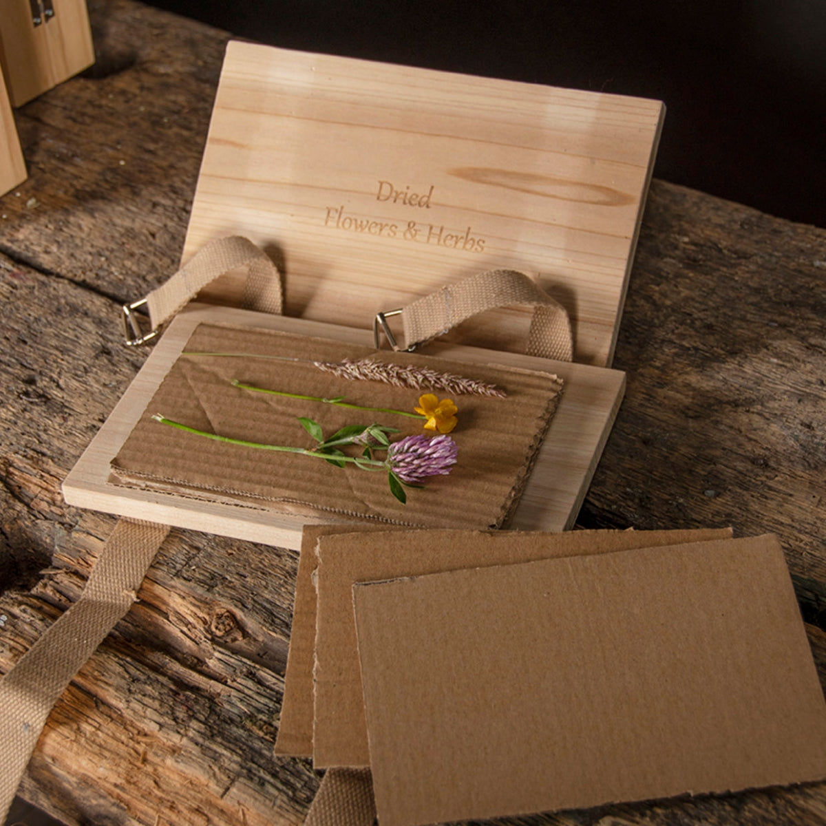 esschert-design-presse-fleurs-et-herbes-bois-cordes image 1