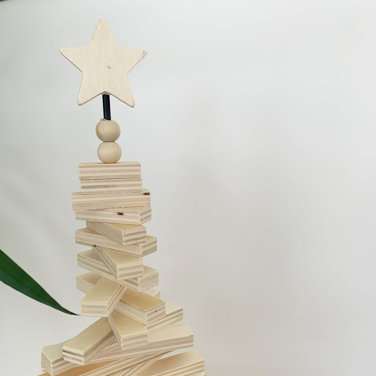 graine-cr-ative-sapin-d-coratif-bois-lattes-mobiles-46-cm image 3