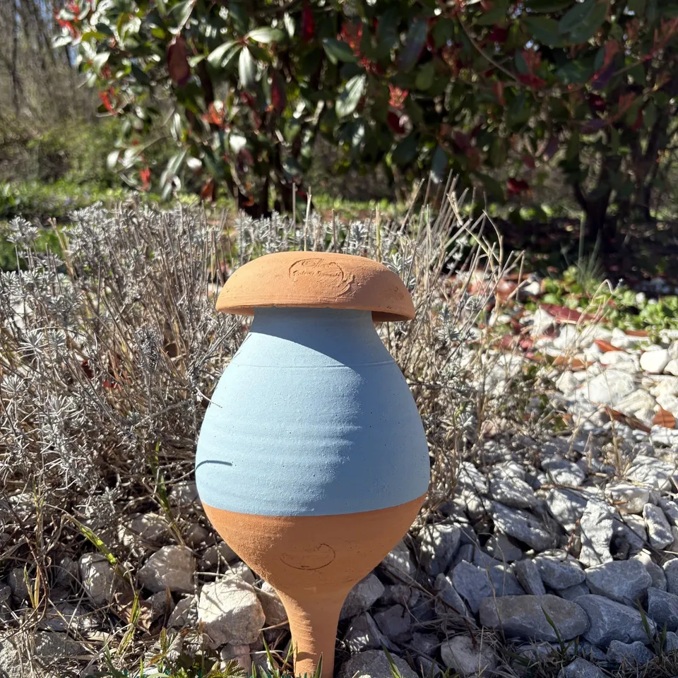poterie-jamet-ollas-planter-olla-arrosage-1-5-l-bleu-mat image 1