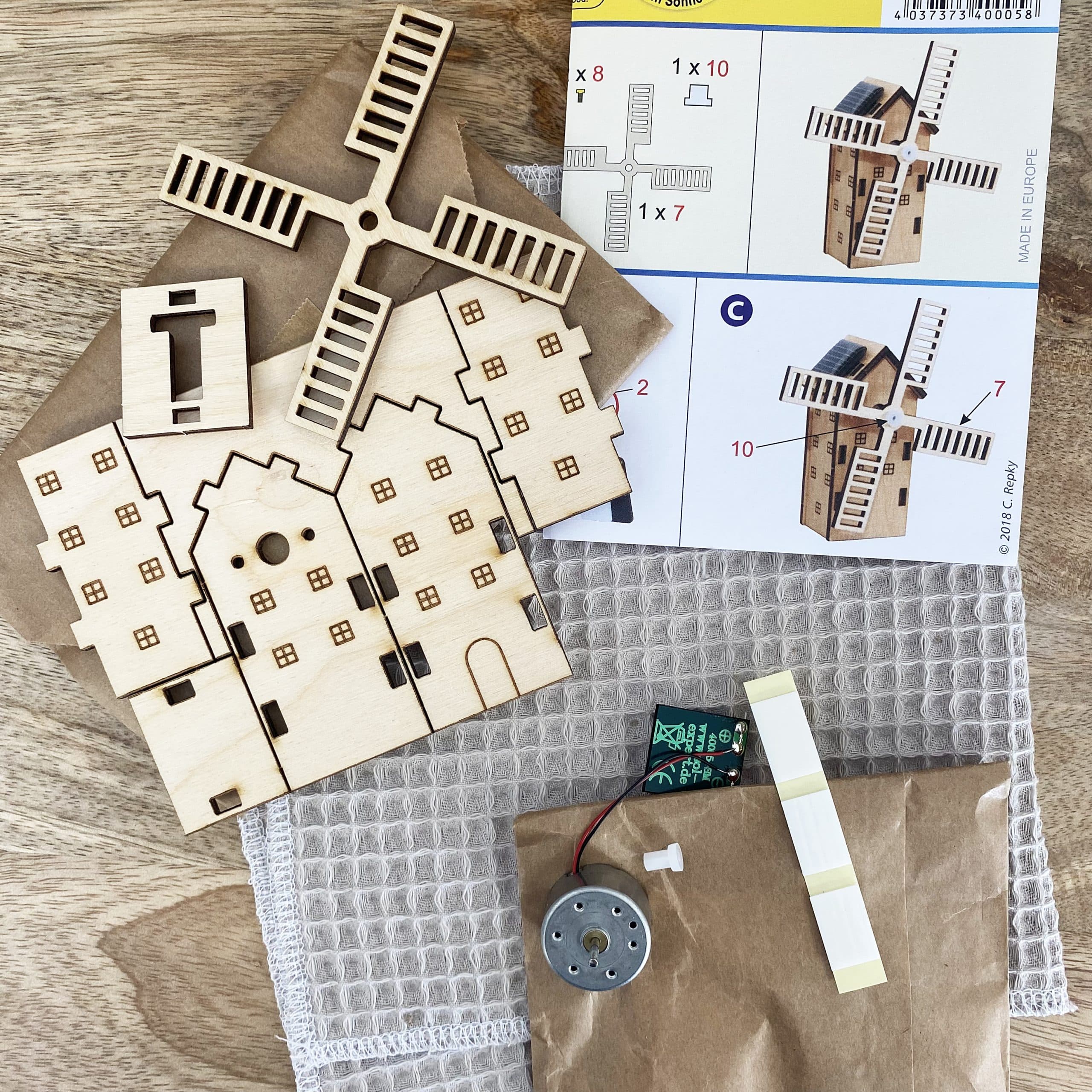 maquettes-petit-moulin-maquette-bois-solaire-sans-colle image 3