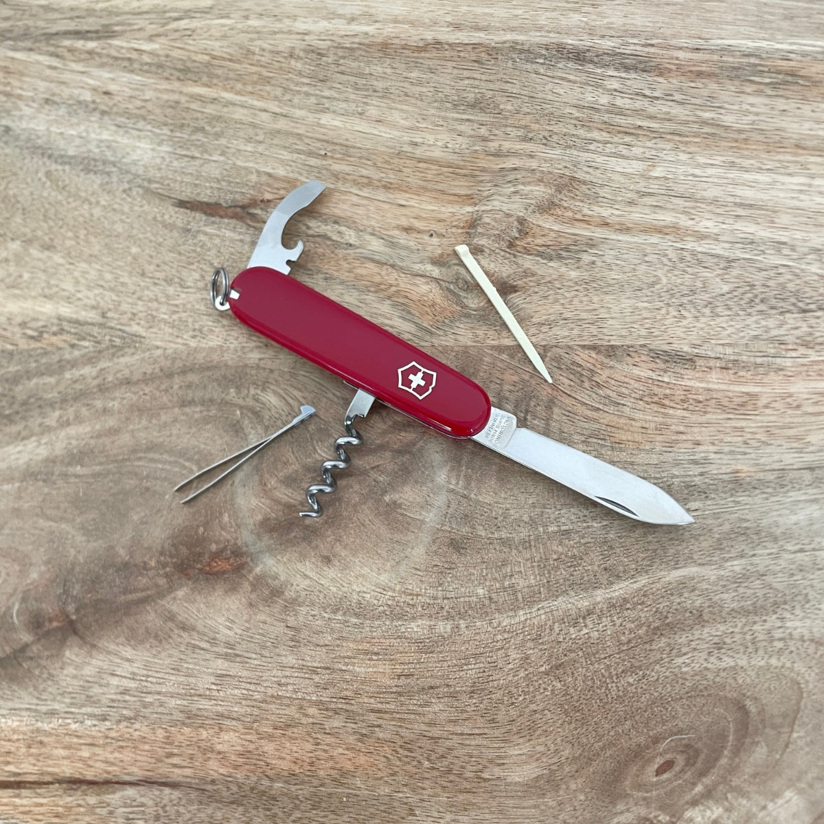 victorinox-waiter-rouge-couteau-suisse-tire-bouchon-compact image 1