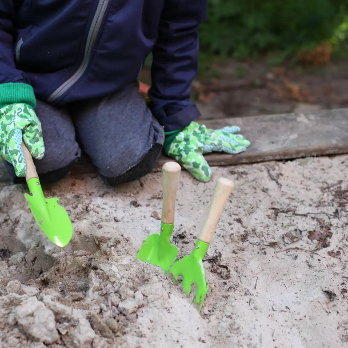 esschert-design-jardinage-set-3-outils-enfant-bois-21-cm image 3