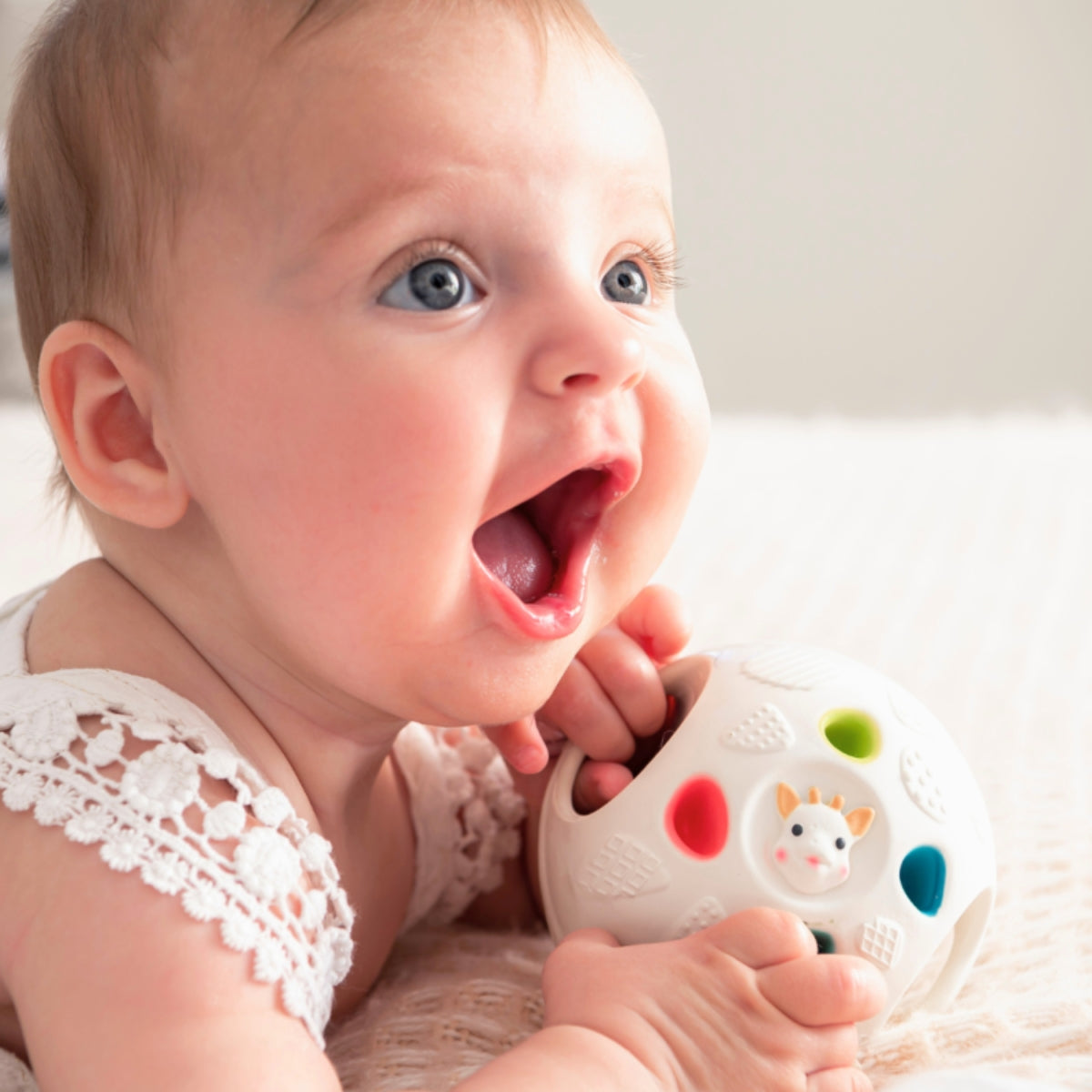 sophie-la-girafe-balle-sensorielle-dentition-caoutchouc image 3