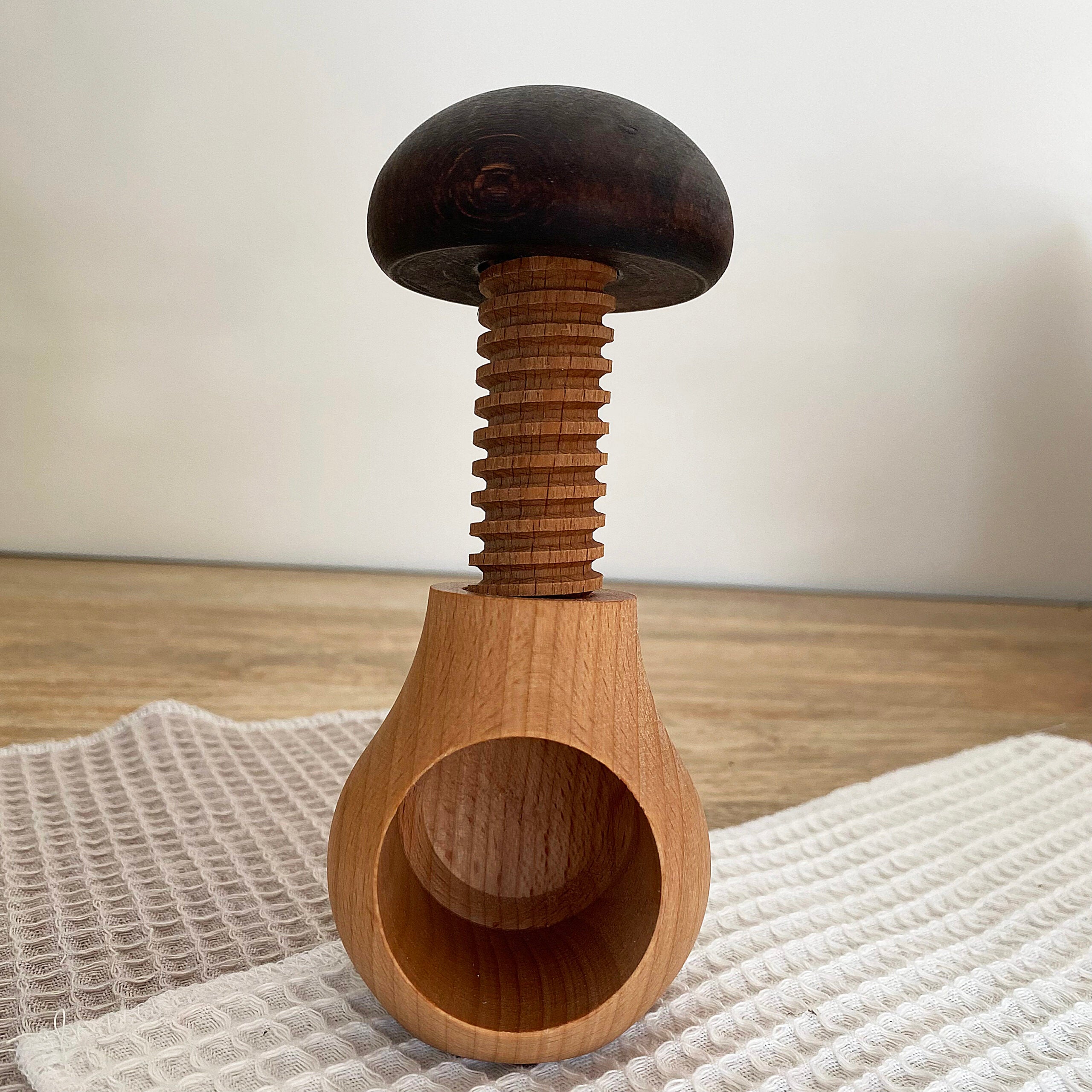casse-noix-champignon-bois-6x10-cm-128-g image 2